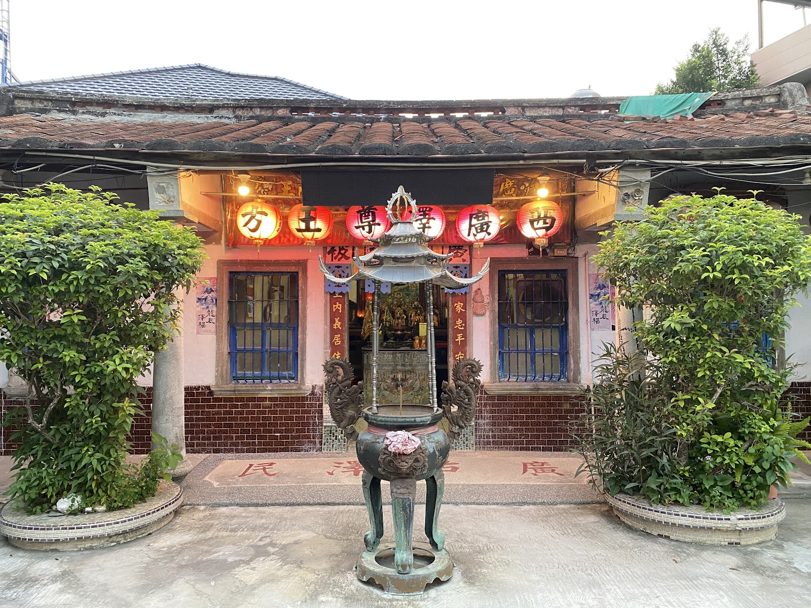九塊厝三山國王廟黃昏燈籠亮燈景象