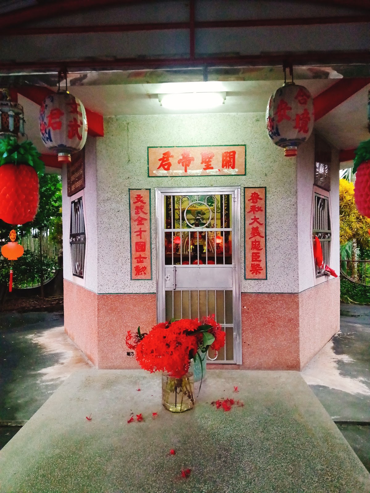 西勢文筆亭小神龕入口，紅色春聯與燈籠
