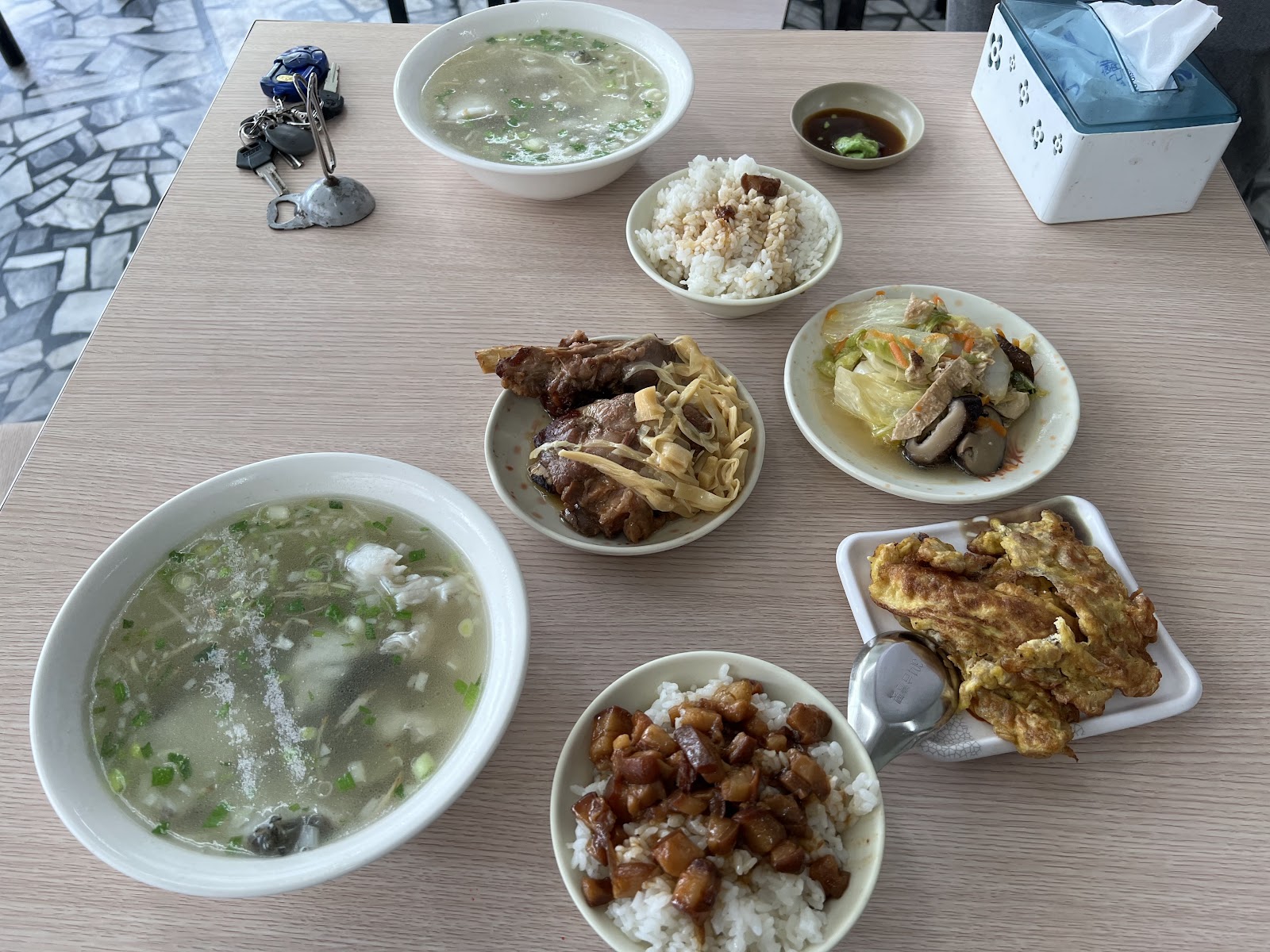 鮮吉品鮮魚湯多樣菜色合照