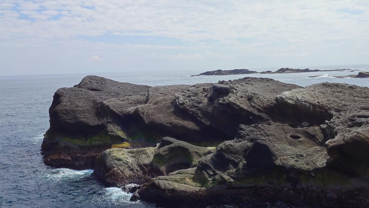 石梯坪大片海蝕平台與海浪