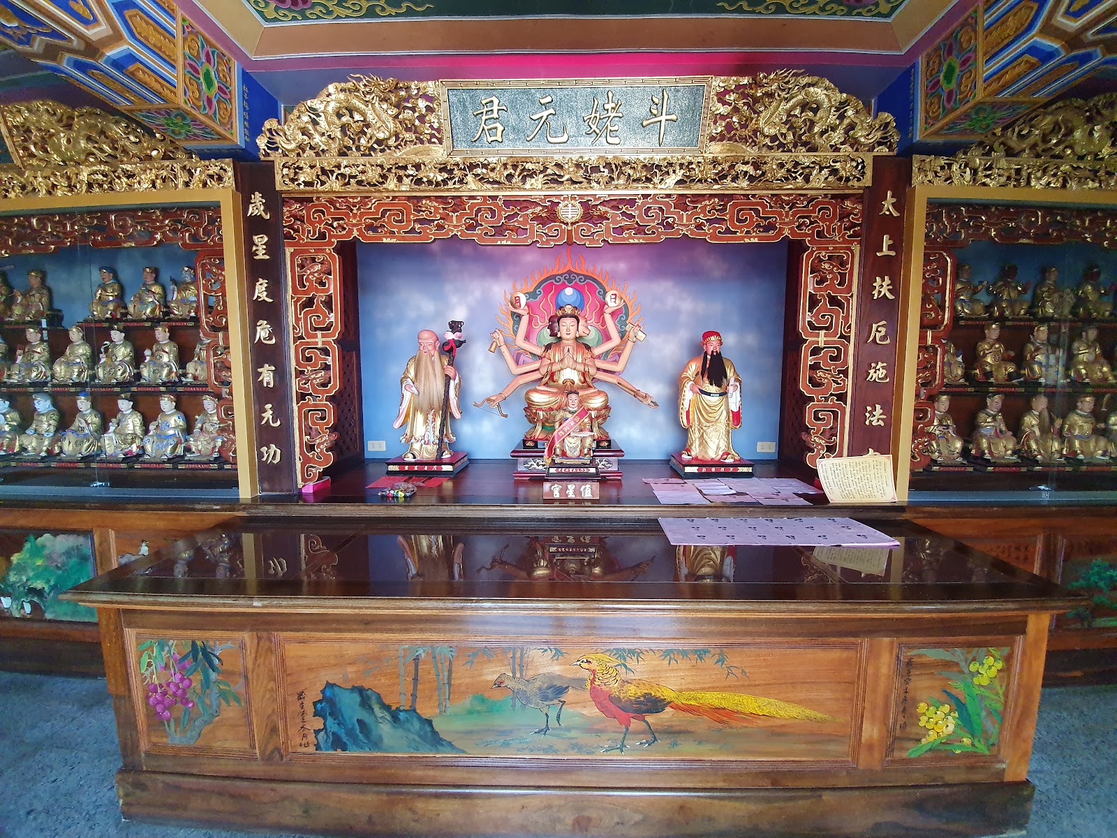 義竹慈化寺殿內斗姥元君神龕,金碧輝煌的台灣傳統廟宇