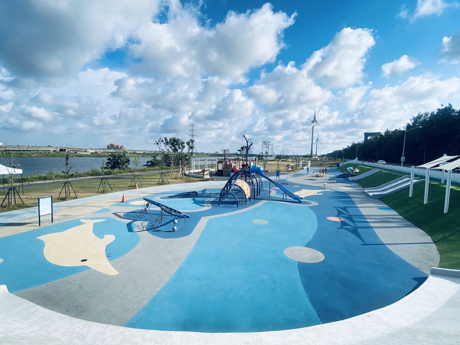 嬉濱海豚公園兒童遊戲區全景,海豚造型地面塗裝與遊具