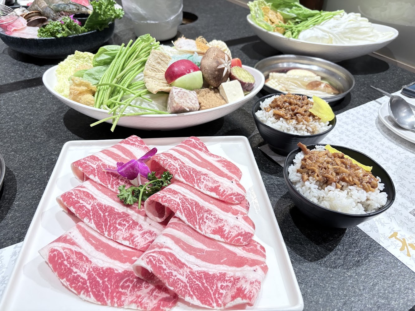 牛肉片蔬菜豆腐菇類與兩碗滷肉飯的火鍋套餐