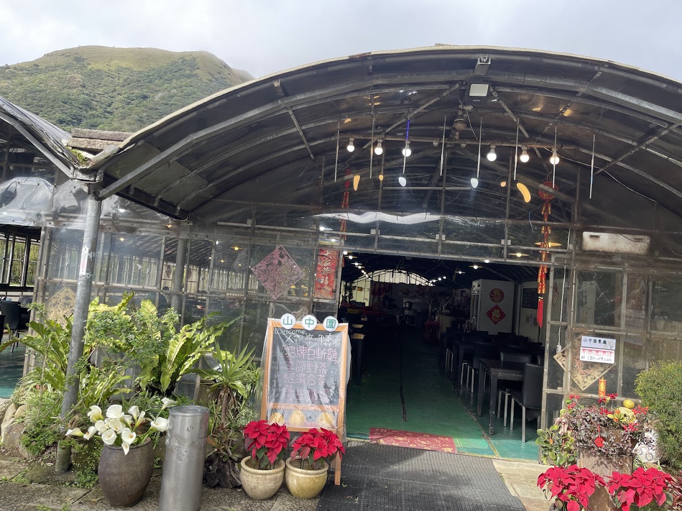 山區透明塑膠與金屬結構搭建的餐廳外觀