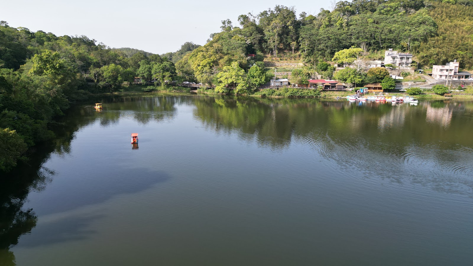 西湖渡假村園區內的湖泊與天鵝船