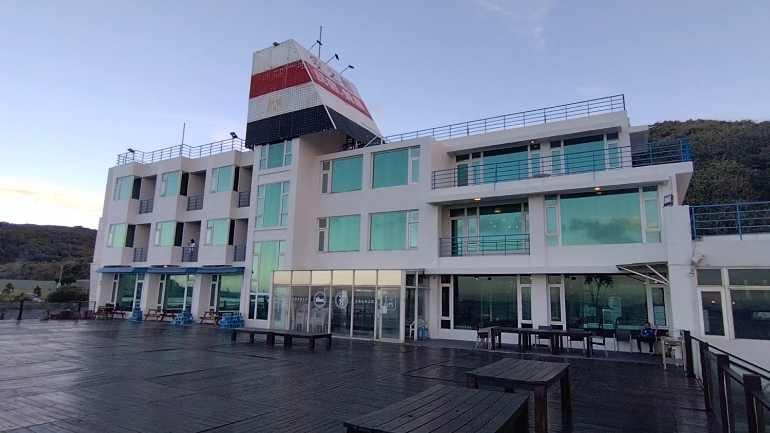 現代風格建築與木質平台桌椅