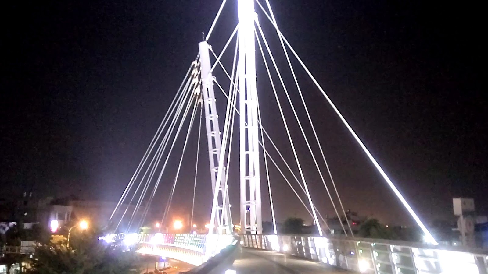 沙鹿之翼夜間點燈全白光廊橋身車流