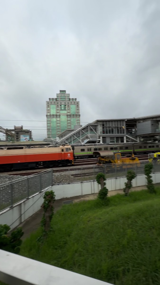 台鐵列車停靠苗栗站