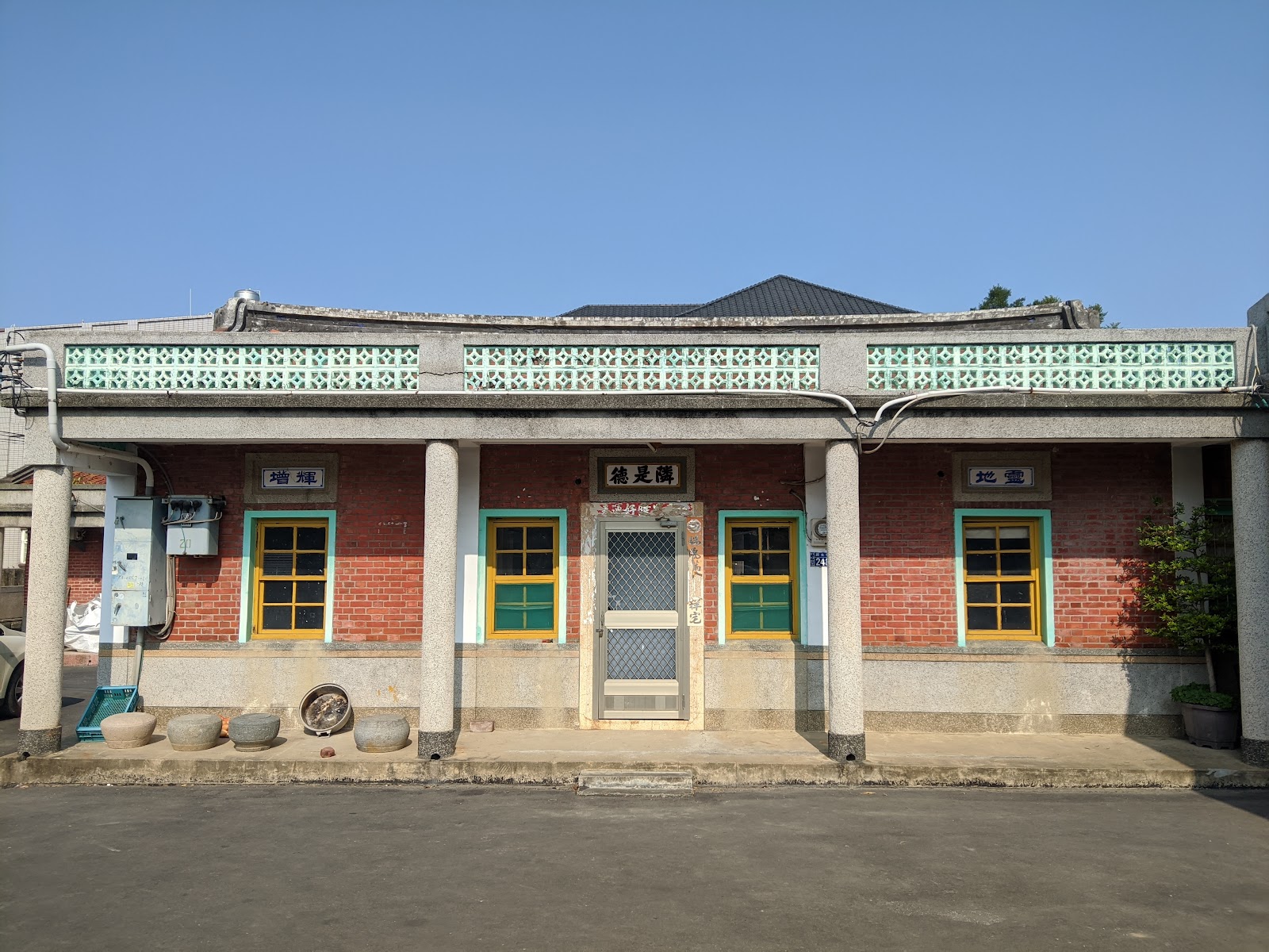 梅鏡傳芳梁氏古厝閩南紅磚建築正面,彰化秀水古厝歷史建築
