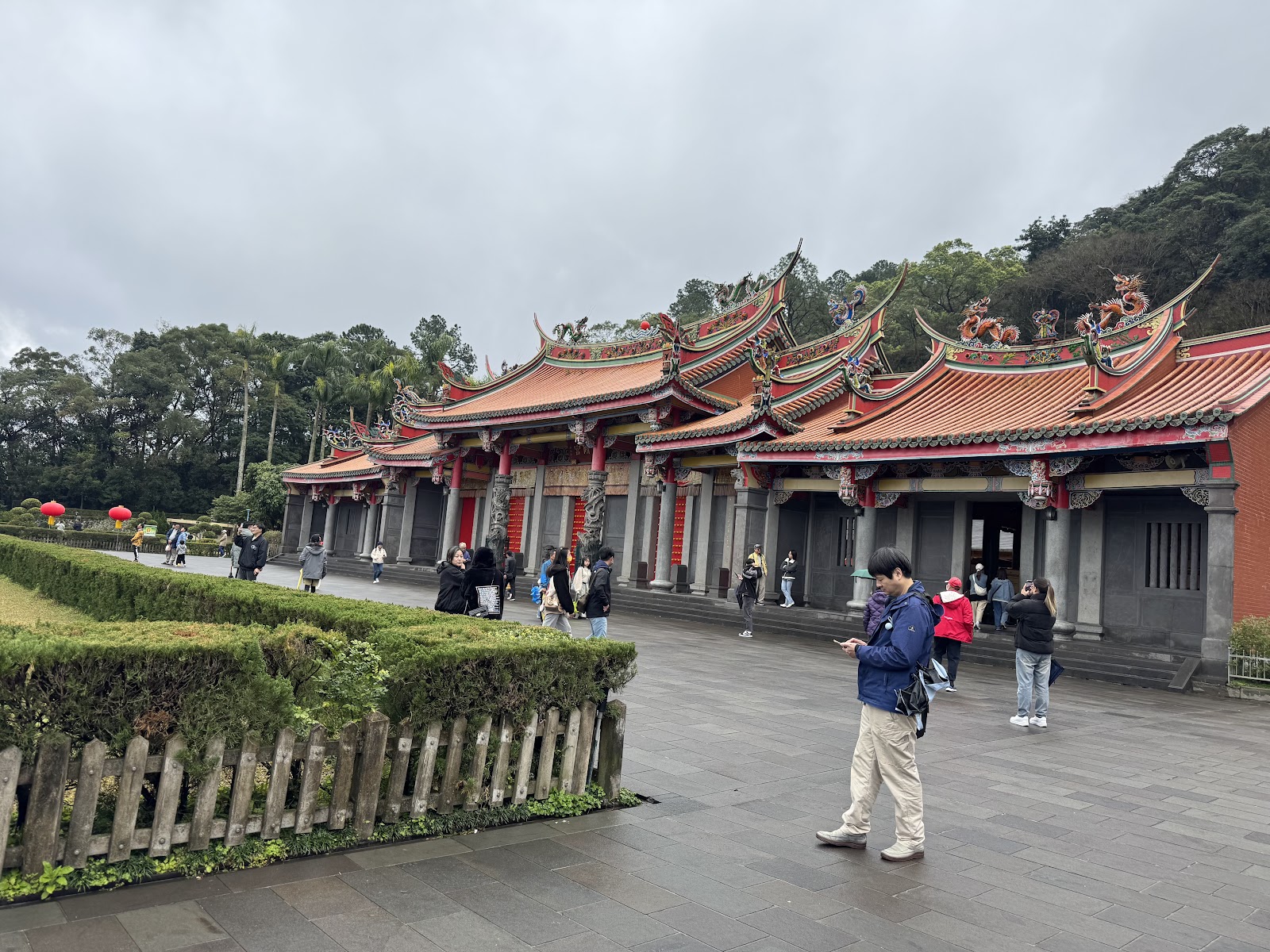 行修宮廟身長側面景，灰瓦紅牆連綿