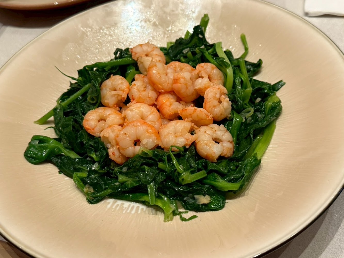 鮮蝦搭配底部炒青菜的海鮮料理