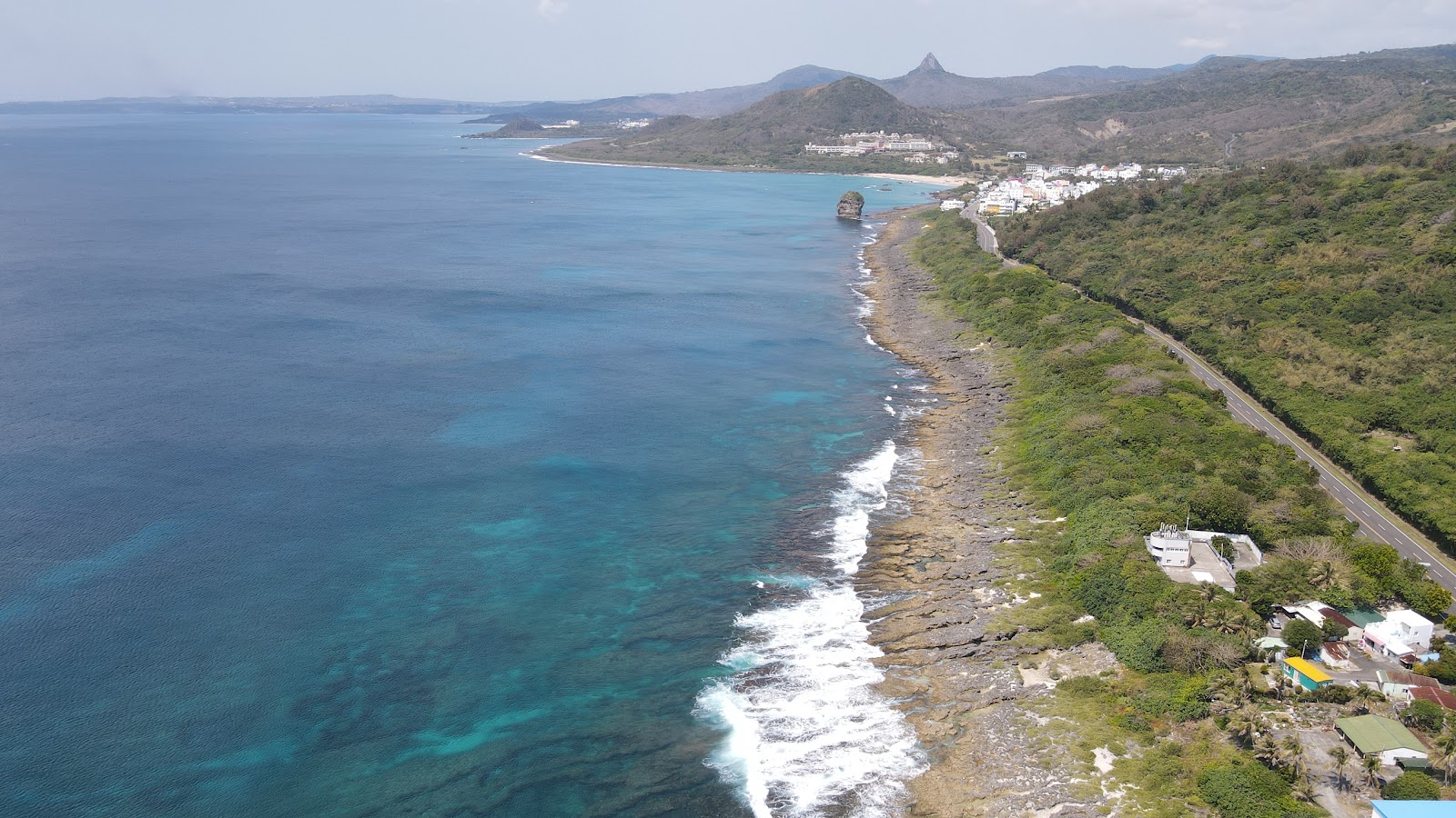 空拍香蕉灣台東礁岩海岸線碧藍太平洋台東太麻里