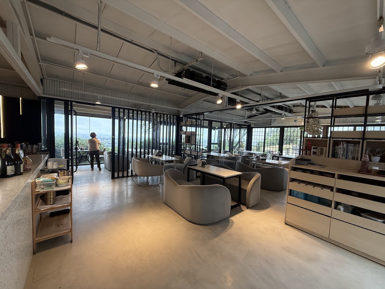 貓禾景觀咖啡室內沙發座位區