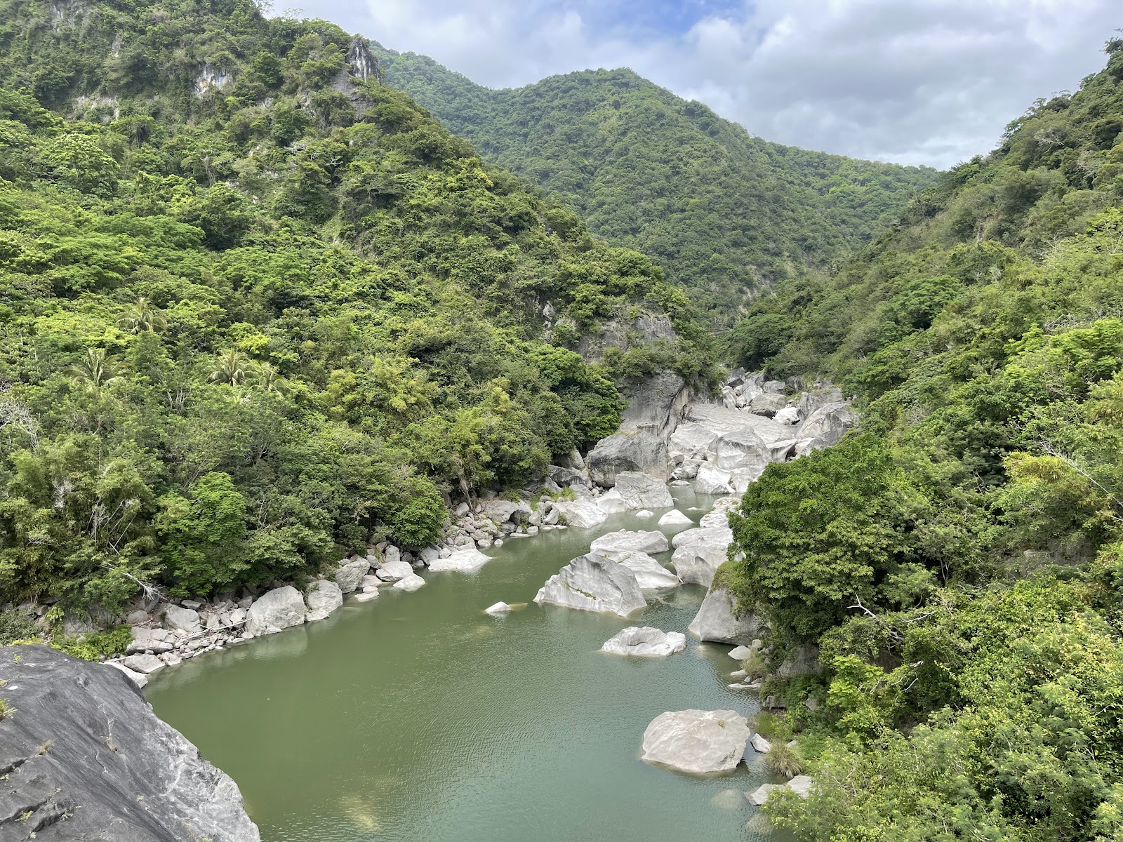 泰源幽谷峽谷溪流俯視兩岸山林巨石溪床