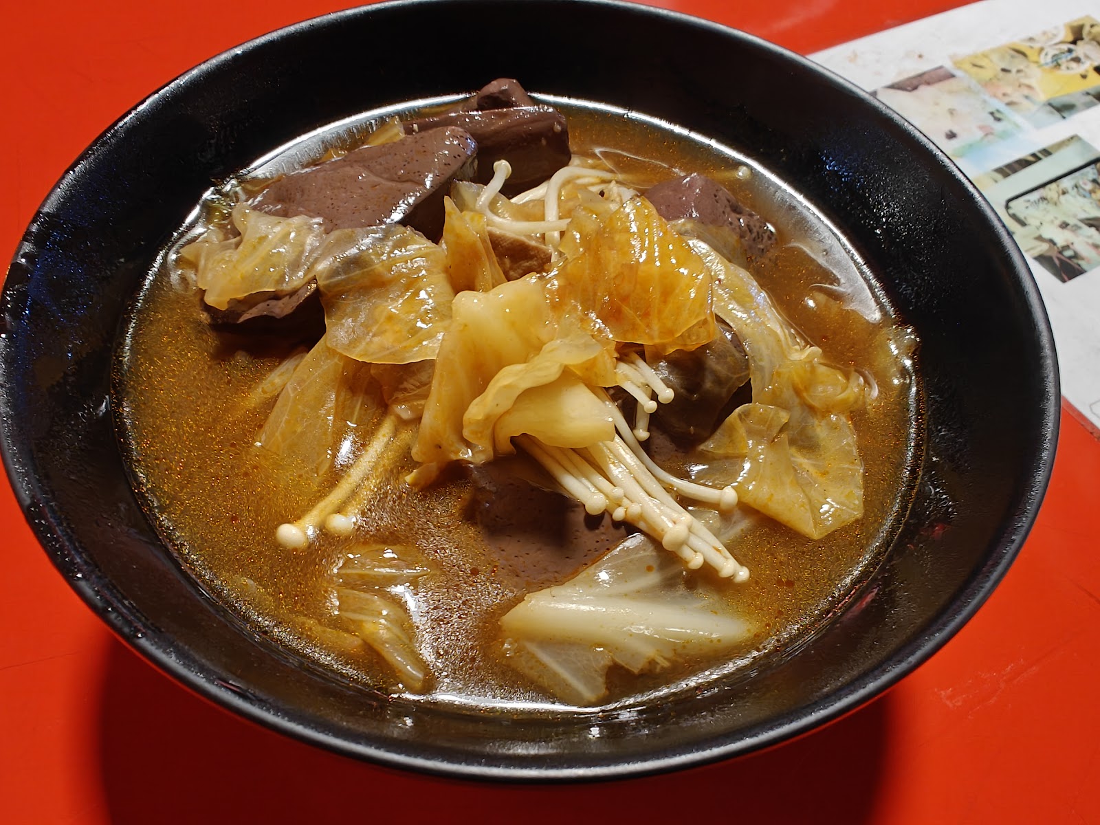 施記麻辣豆腐麻辣鴨血,黑碗配料豐富,金針菇高麗菜鴨血