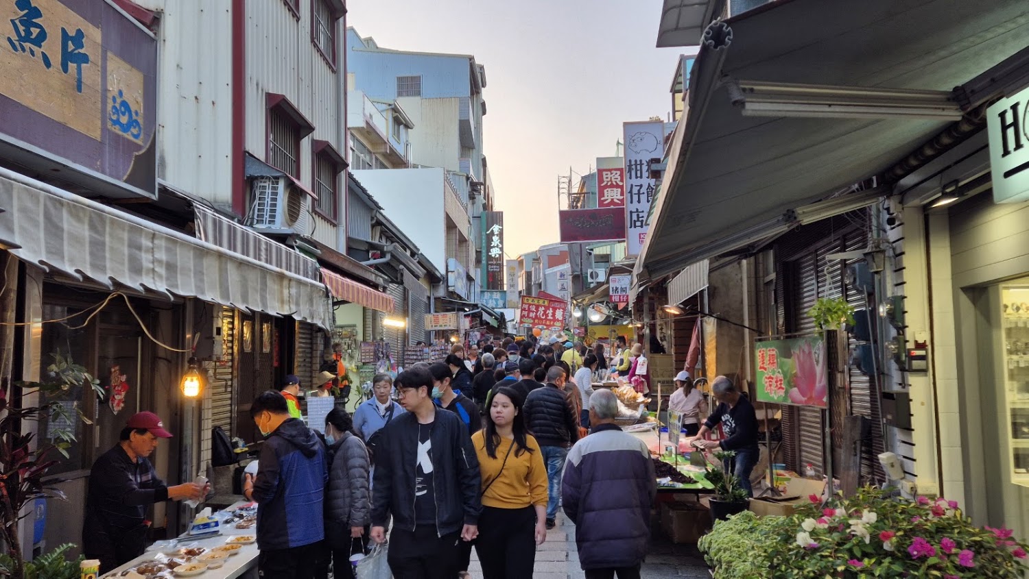 安平老街熱鬧街景,兩旁滿是攤販與老街店家