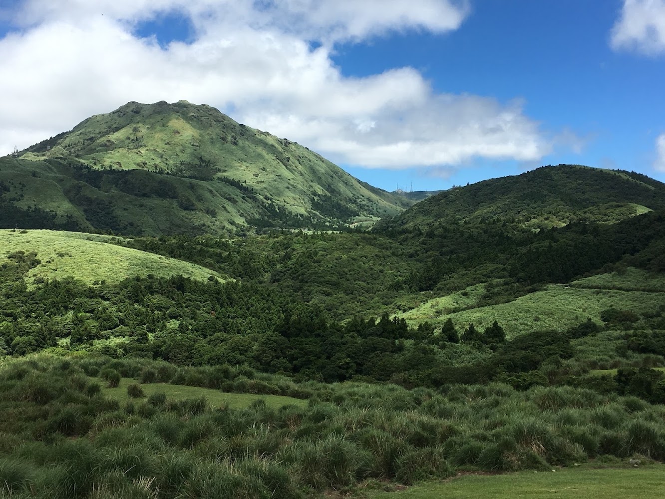 翠綠山丘與藍天白雲