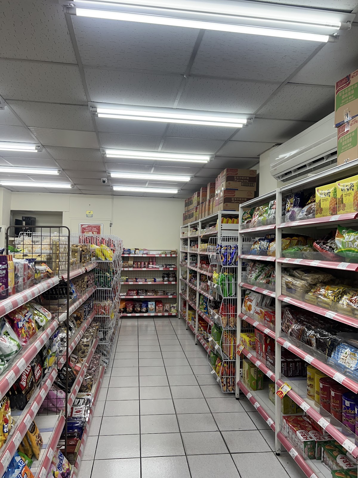 INDEX南洋百貨東南亞雜貨店內部貨架走道，陳列各式進口零食