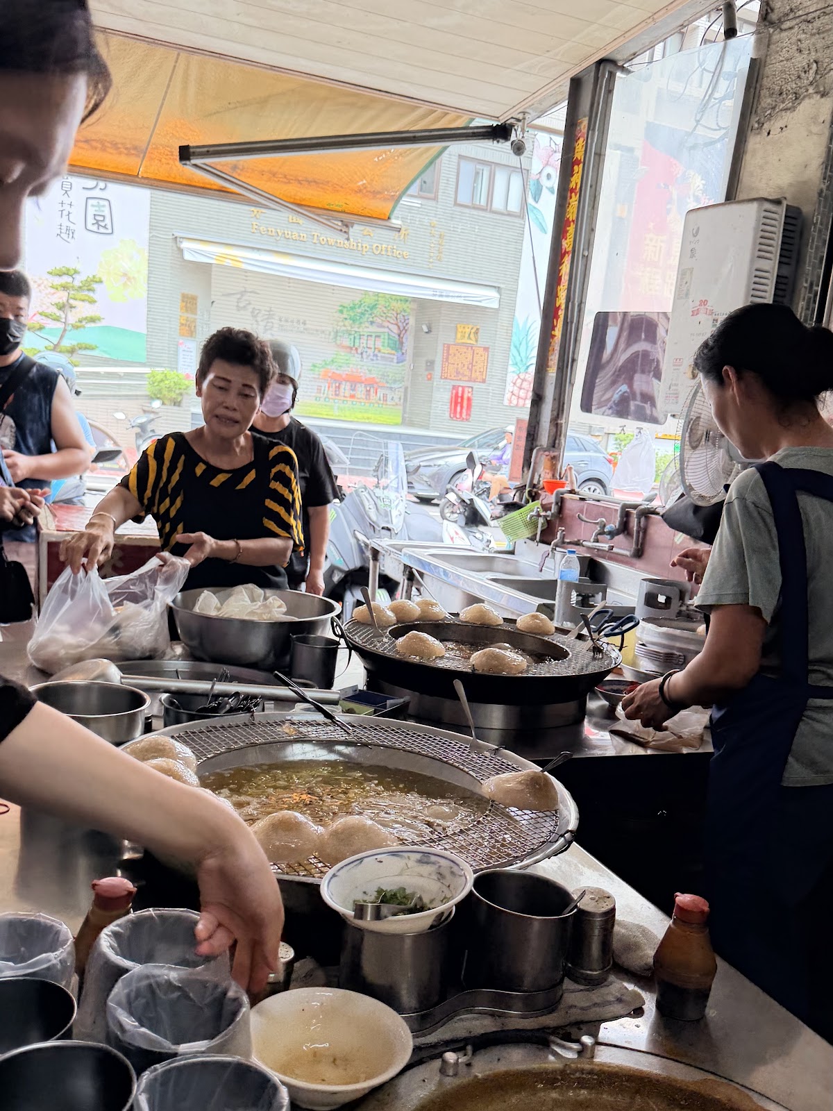 李社口肉圓碗粿店內忙碌用餐景象