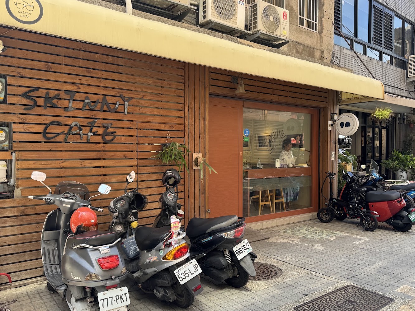 SKINNY CAFE彰化店外觀與木條裝飾門面