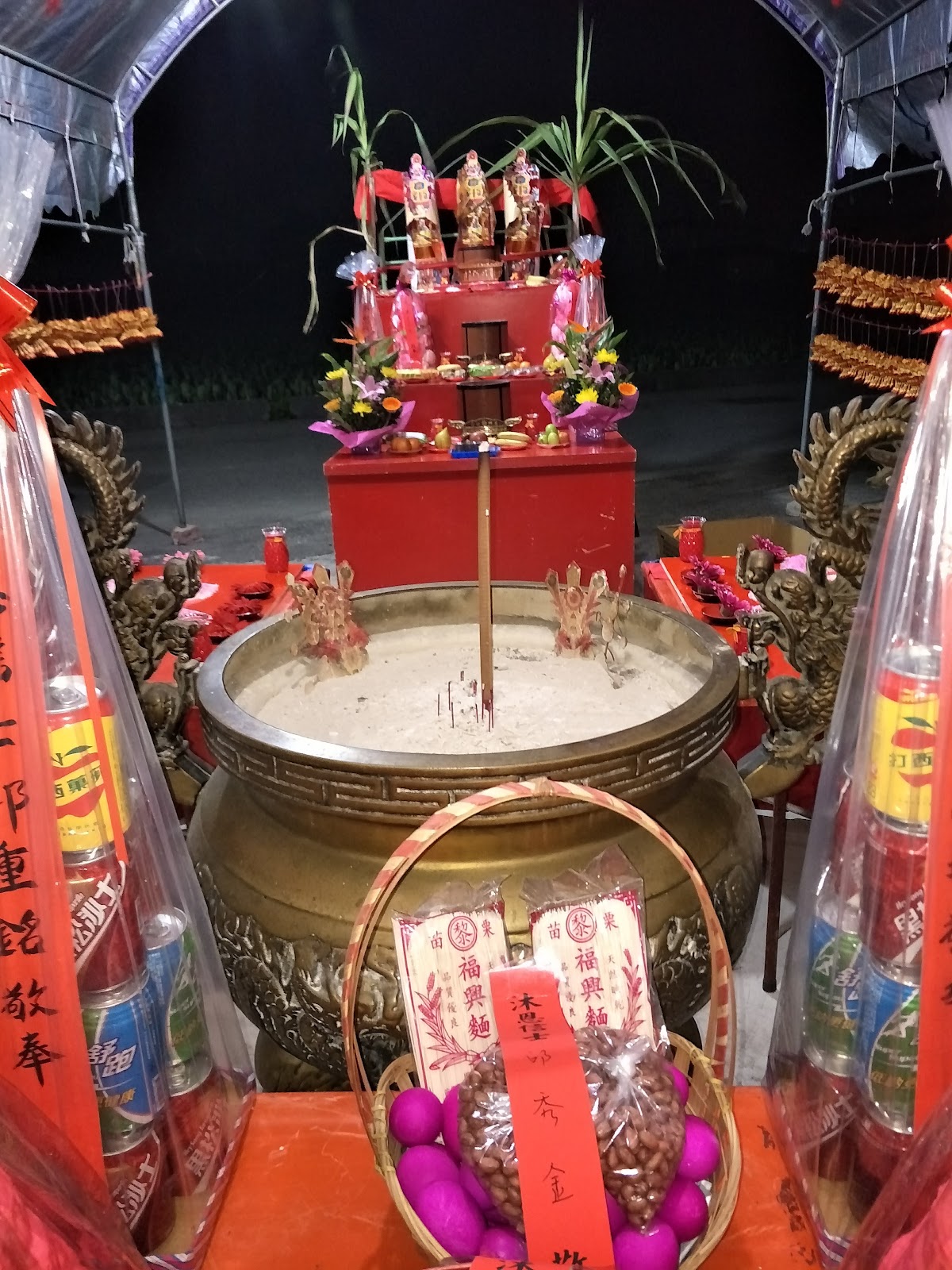 揆一樓關帝廟內祭祀香案