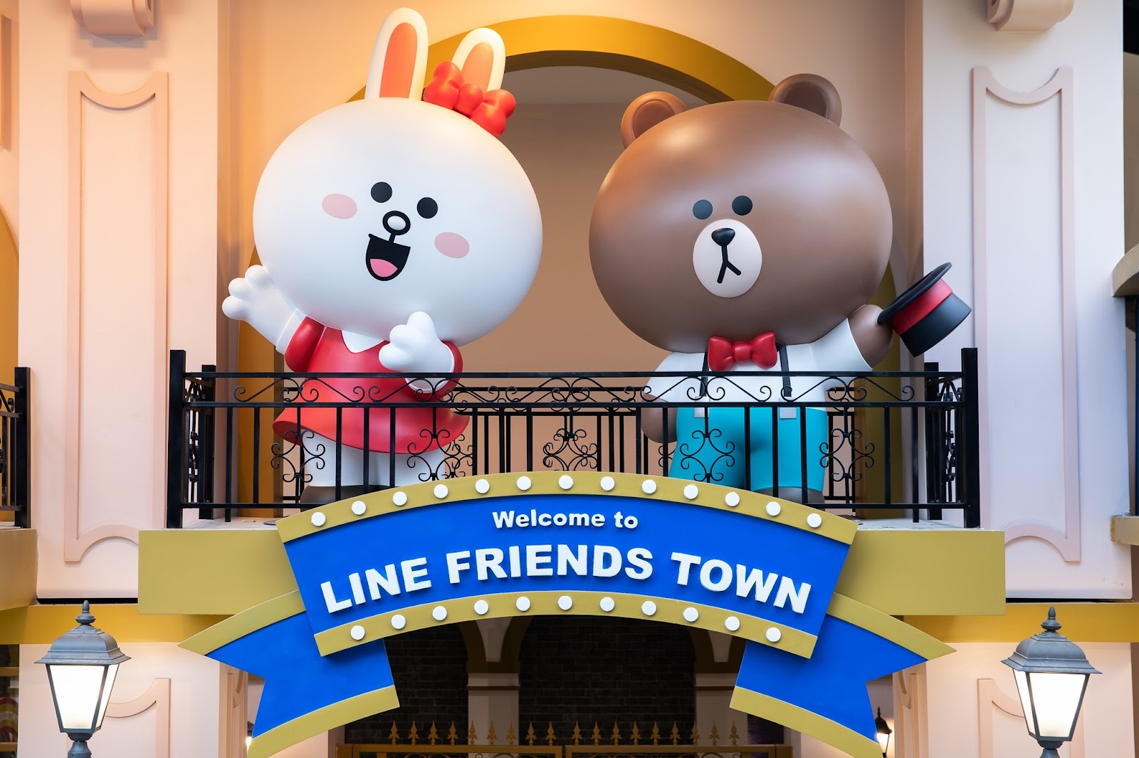 熊大的麗寶小鎮LINE FRIENDS TOWN歡迎門樓