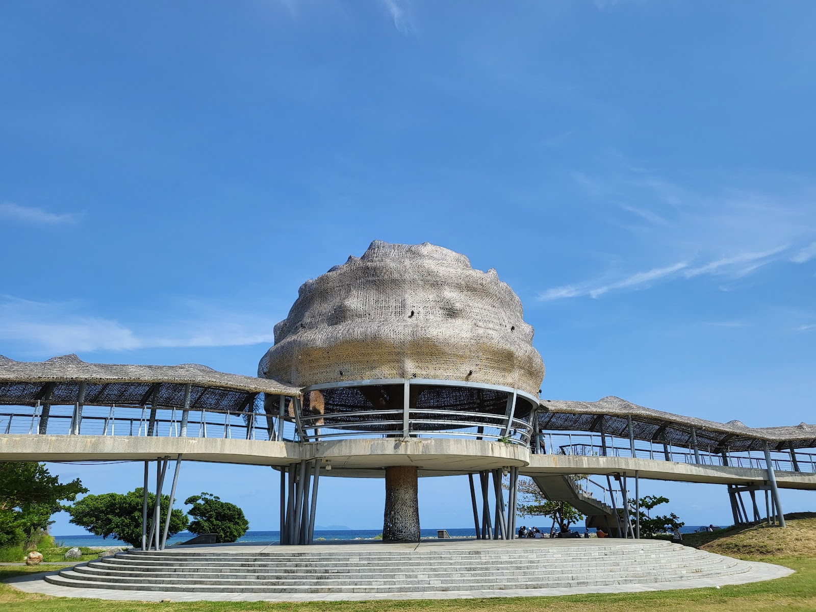 台東海濱公園穹頂建築近拍,珊瑚礁造型,弧形棧道,藍天背景