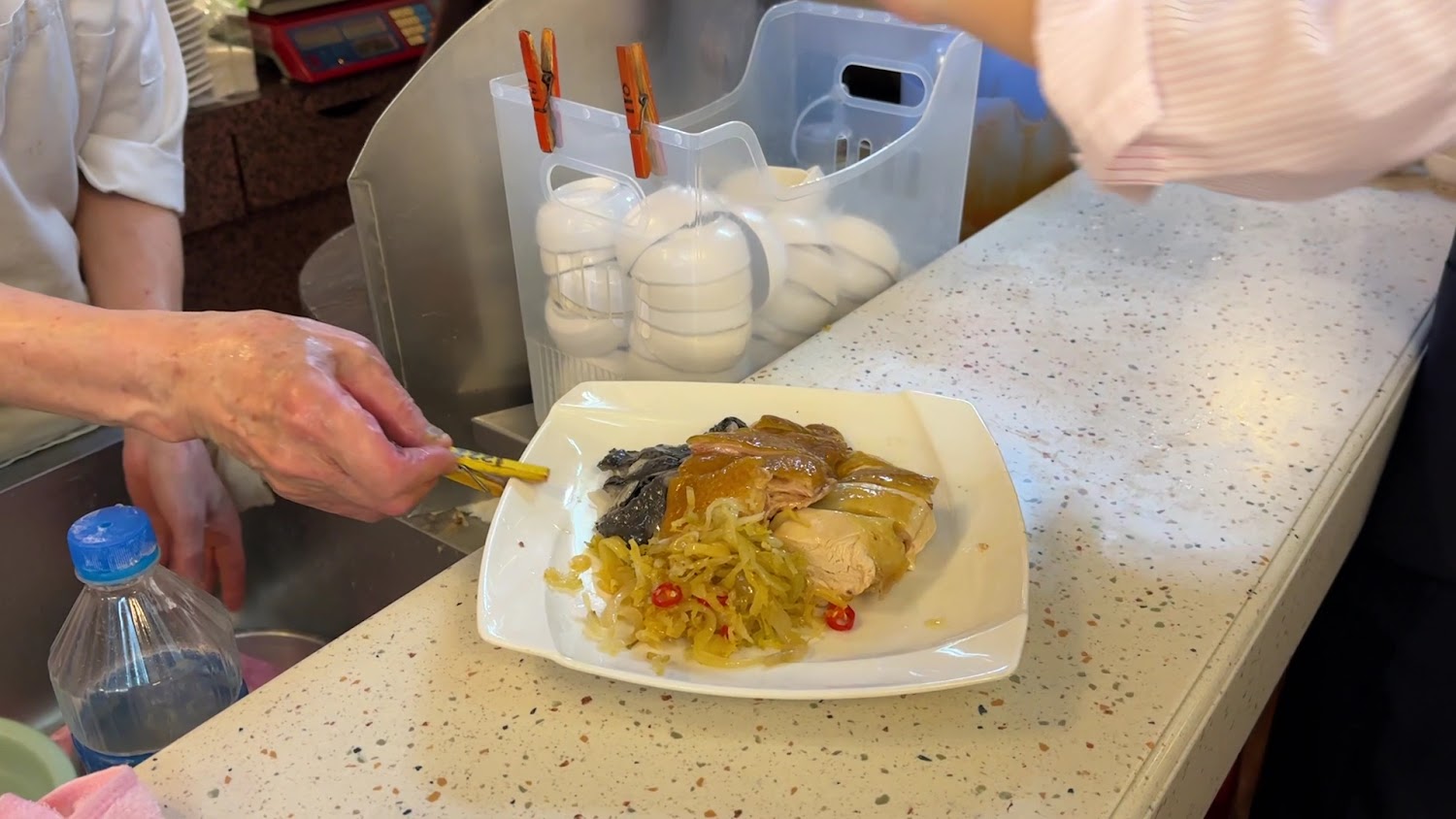 後台準備中的雞肉拼盤