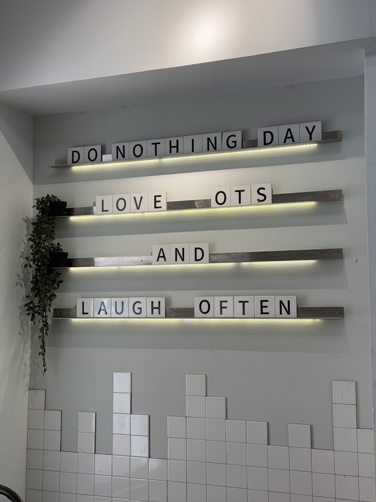 Do Nothing Day 店內磁磚牆面標語