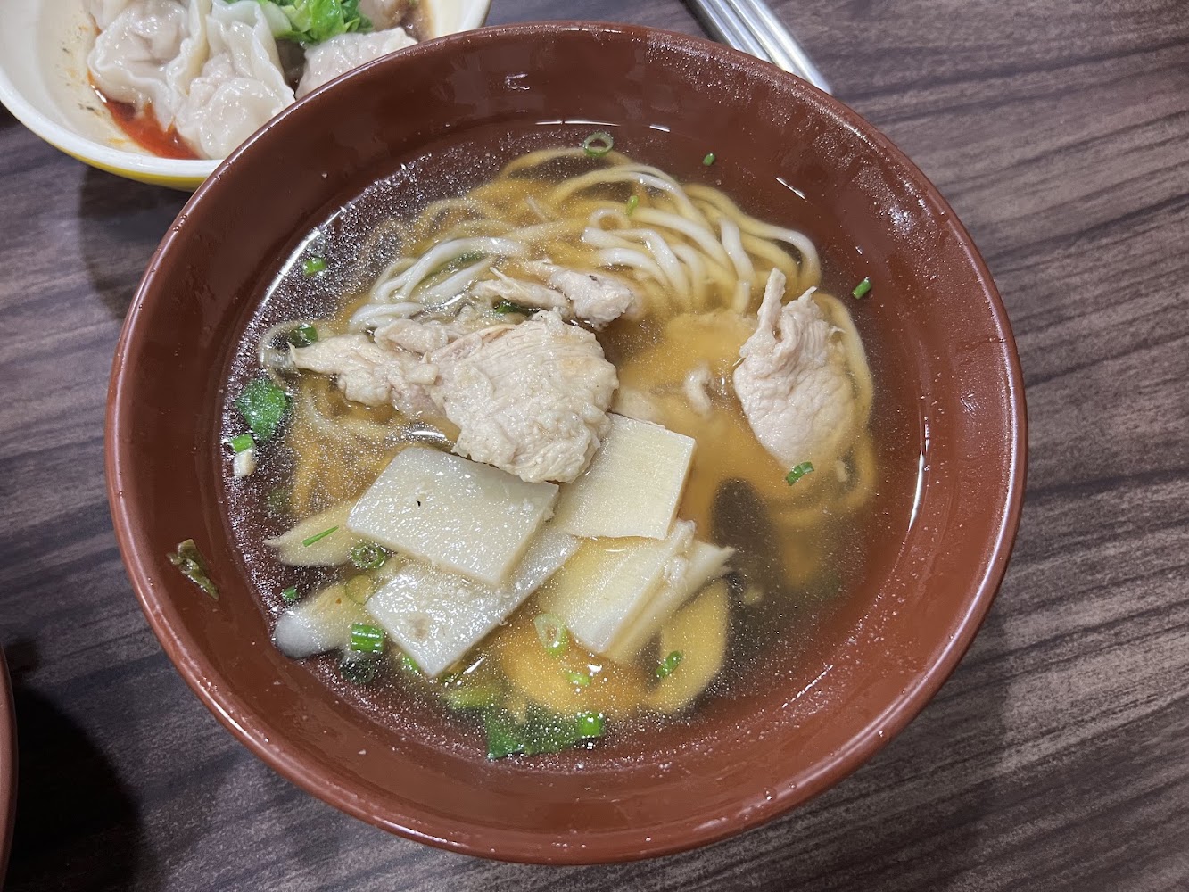 湯麵搭配豬肉片與筍片