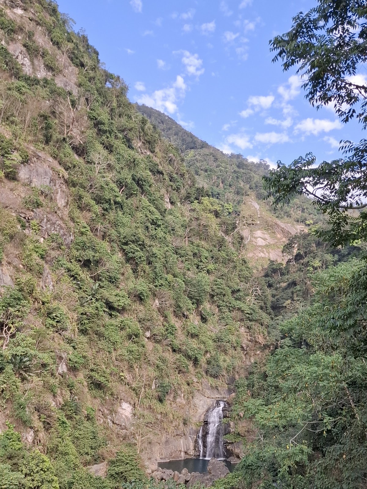 鳳凰谷瀑布遠景與周邊陡峭山壁
