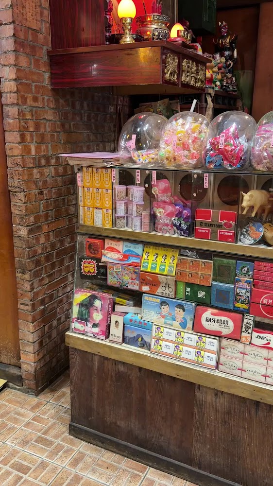 磚窯古早料理南港創始店店內柑仔店櫃台,陳列傳統糖果與懷舊商品