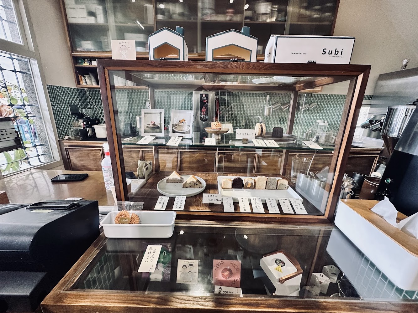 Subi coffee&bakery 甜點櫃與標示牌