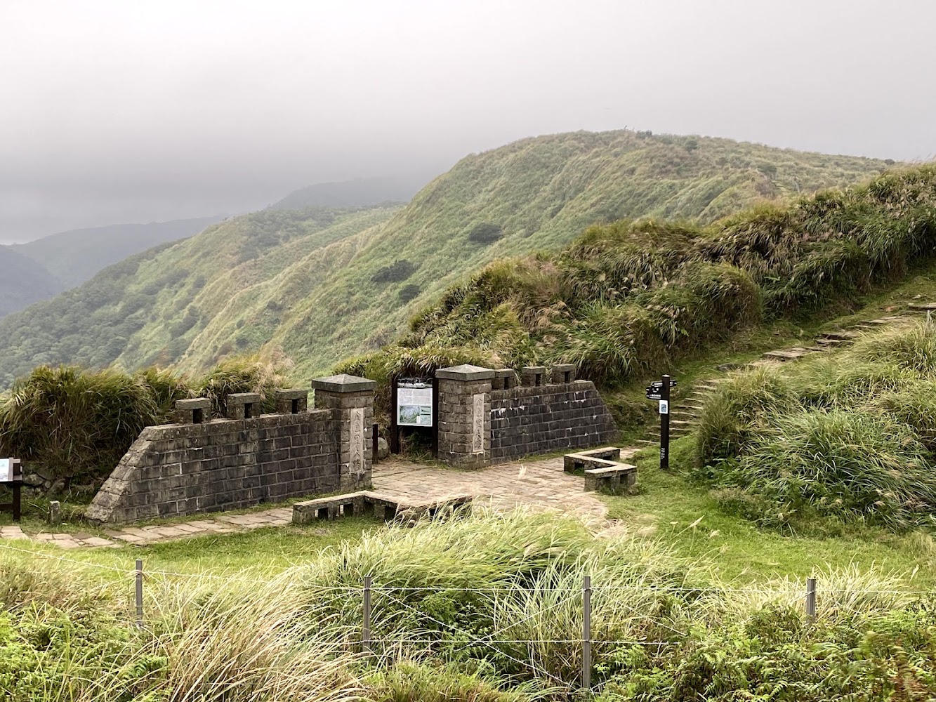 山區古老石造遺跡與翠綠草原