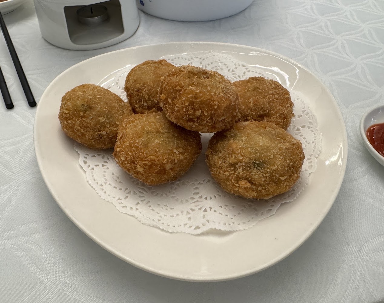 金黃色炸丸子料理畫面