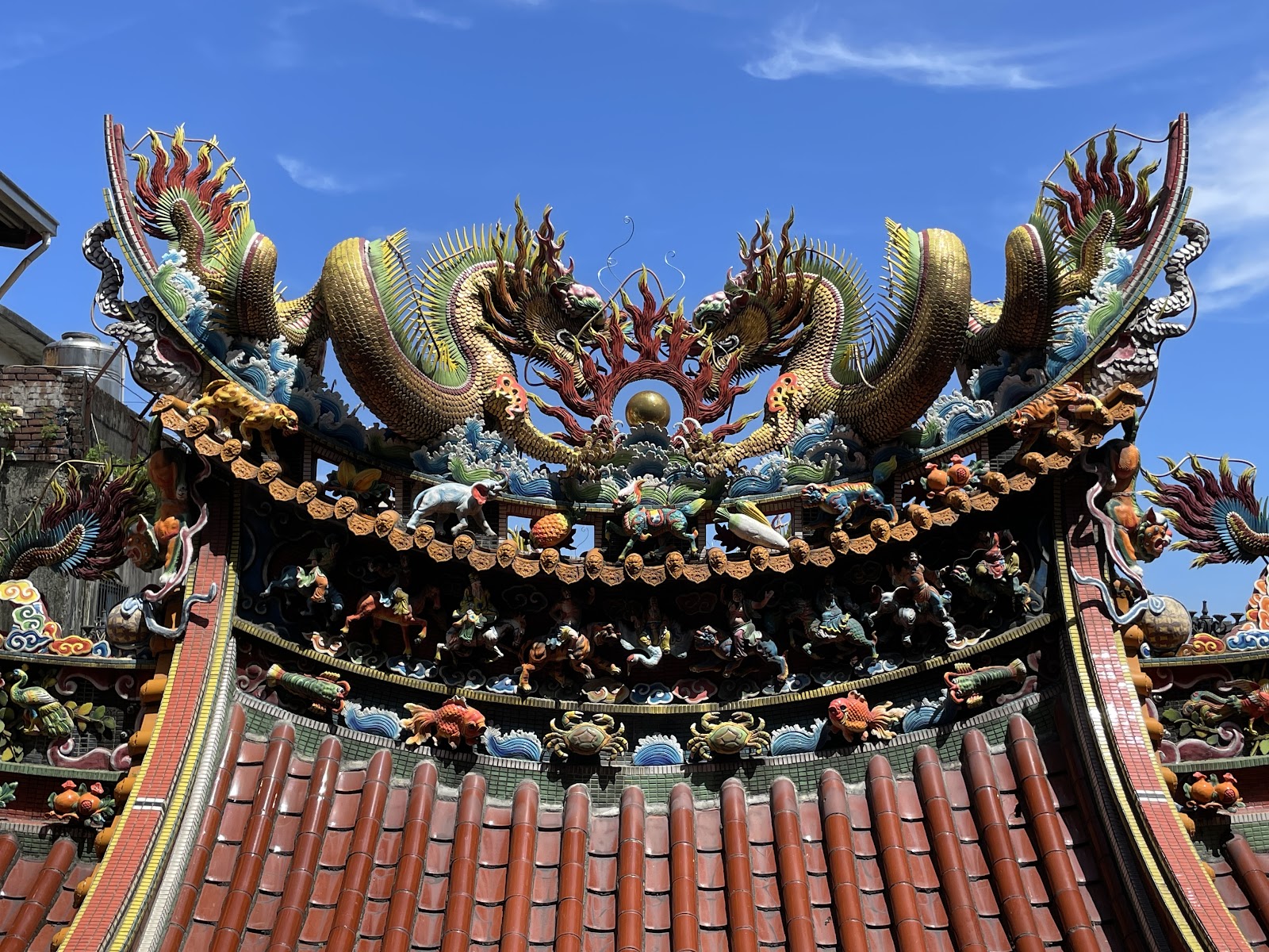 義竹慈化寺廟頂剪黏雙龍拱珠工藝,嘉義傳統廟宇之美