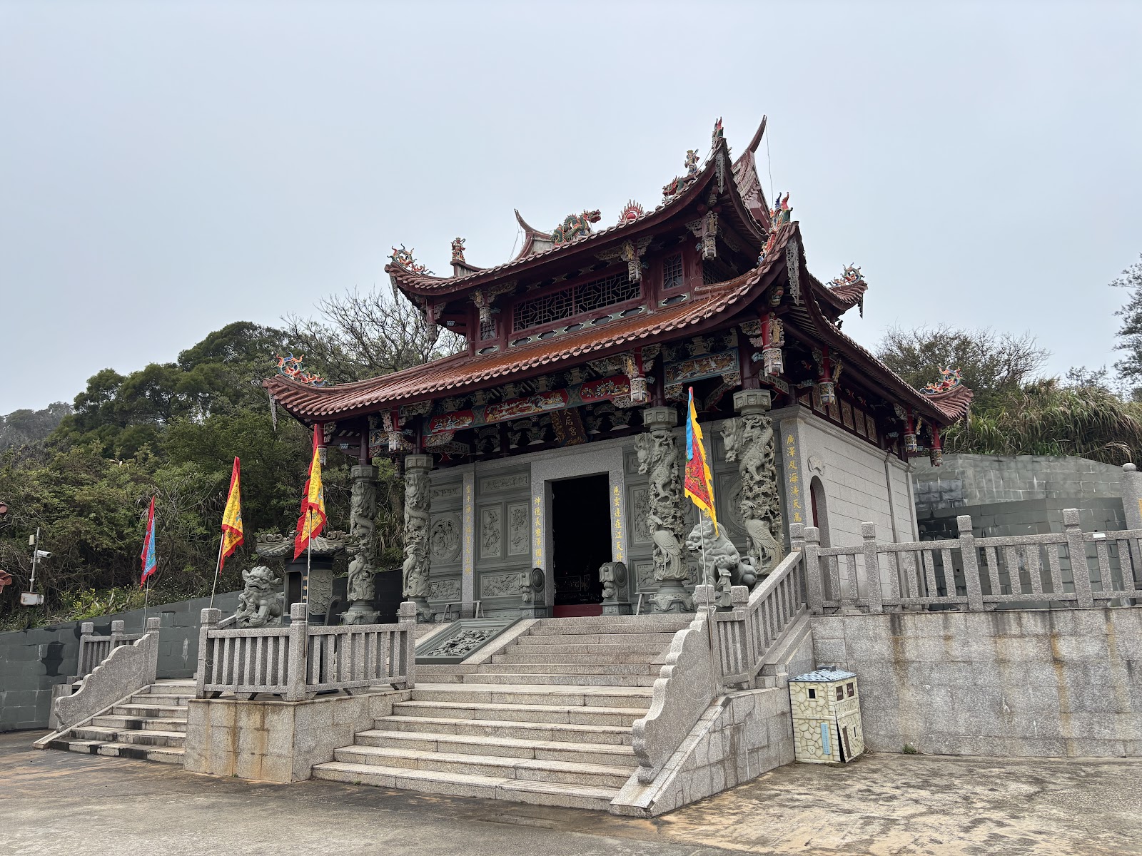 田澳境天后宮廟埕正面，紅色琉璃瓦頂與傳統廟宇建築