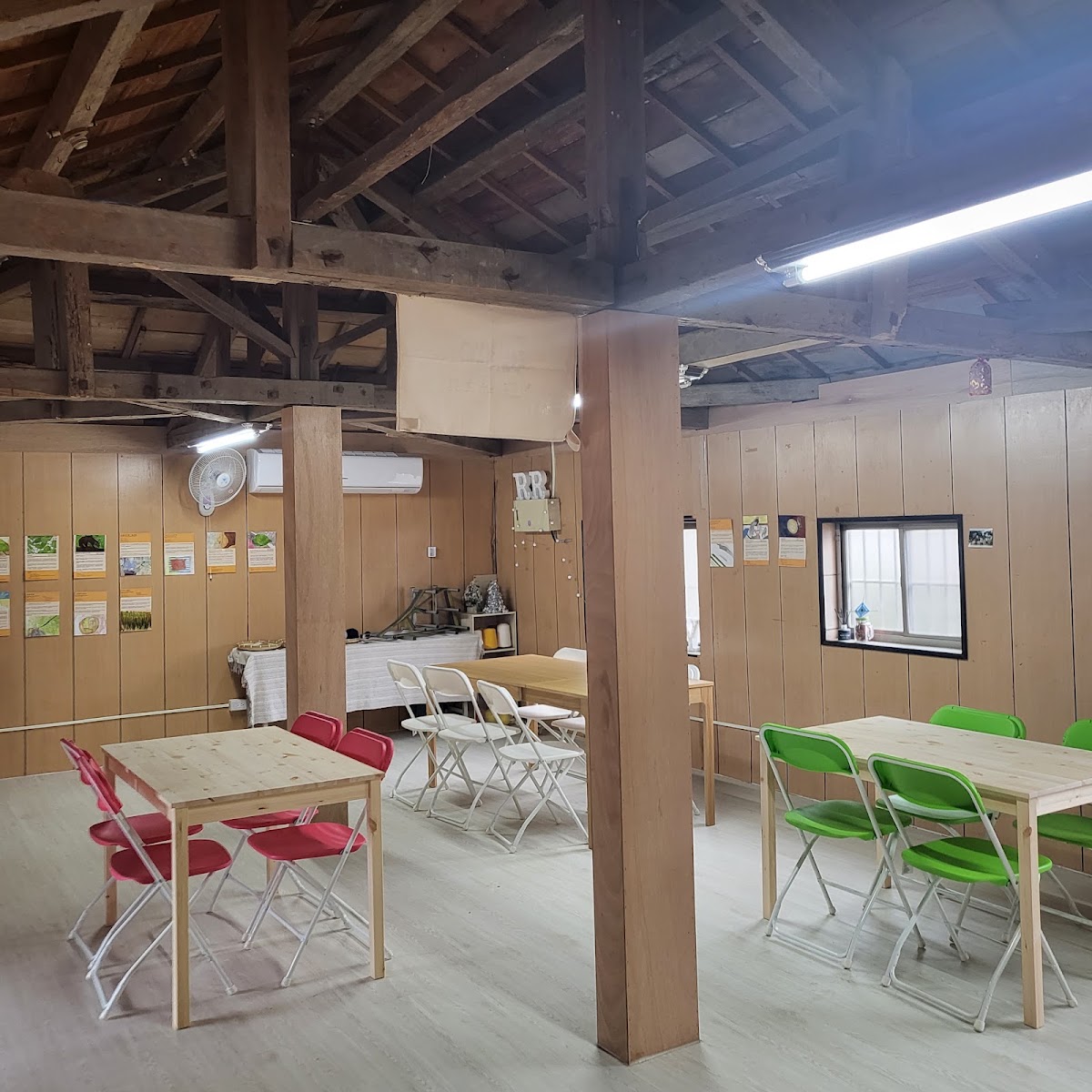 園區室內木質教室,擺放桌椅與文化解說看板