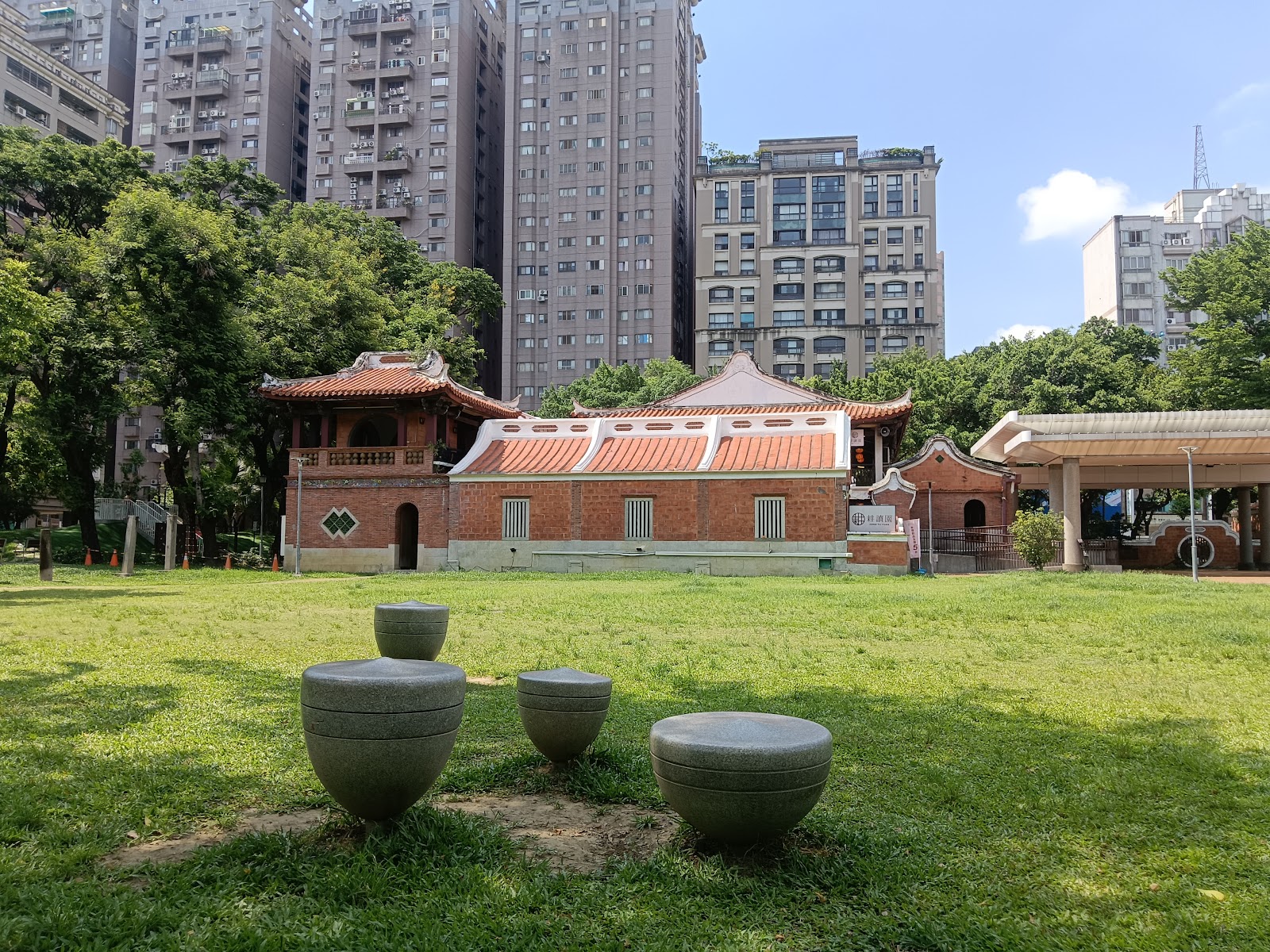 臺灣民俗文物館木雕窗花與紅磚迴廊細節，閩式傳統建築工藝