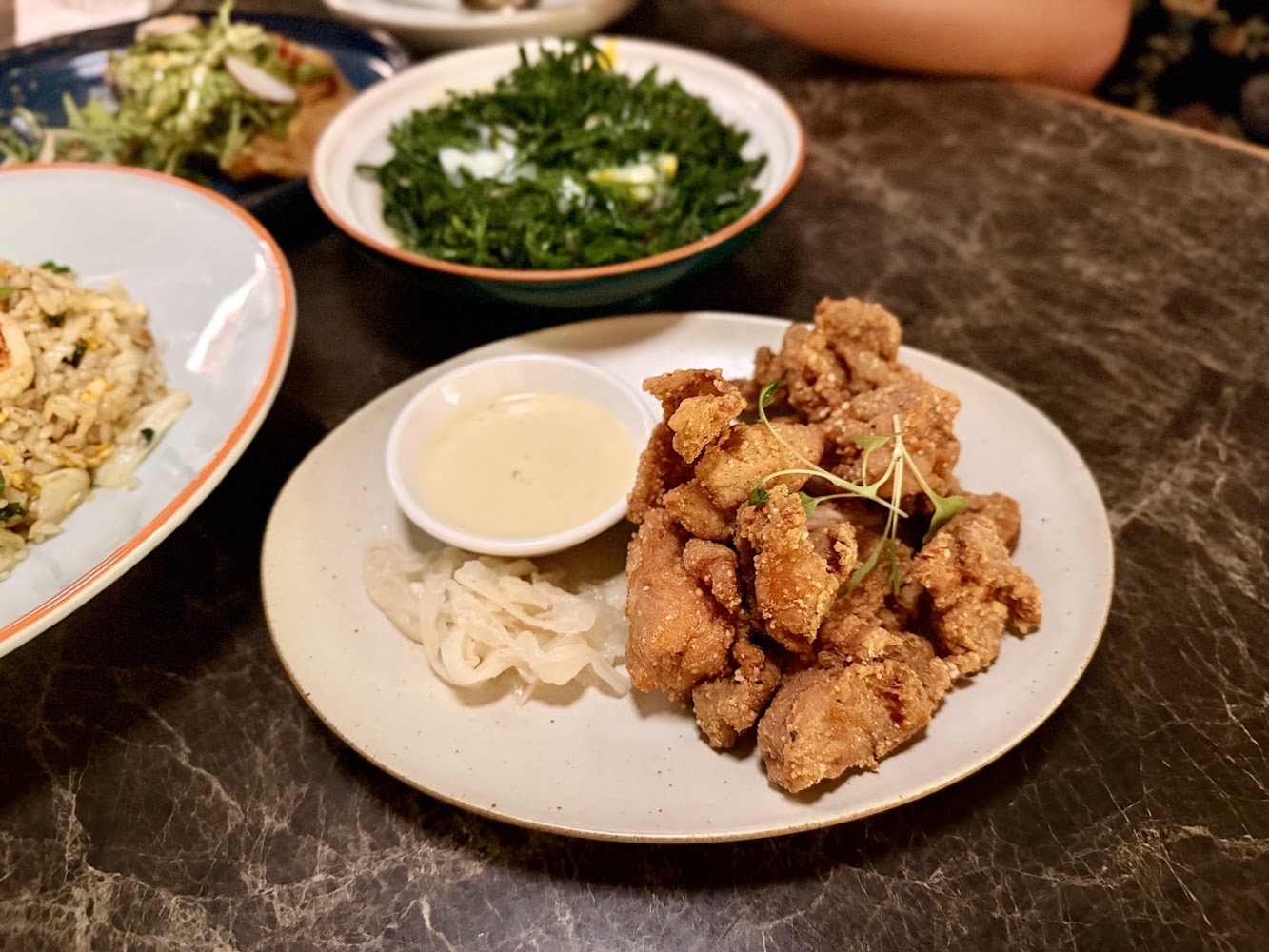 炸雞搭配沾醬與配菜