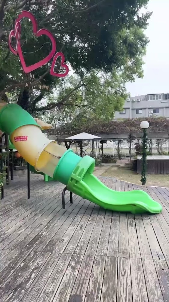 兒童旋轉溜滑梯與戶外木平台