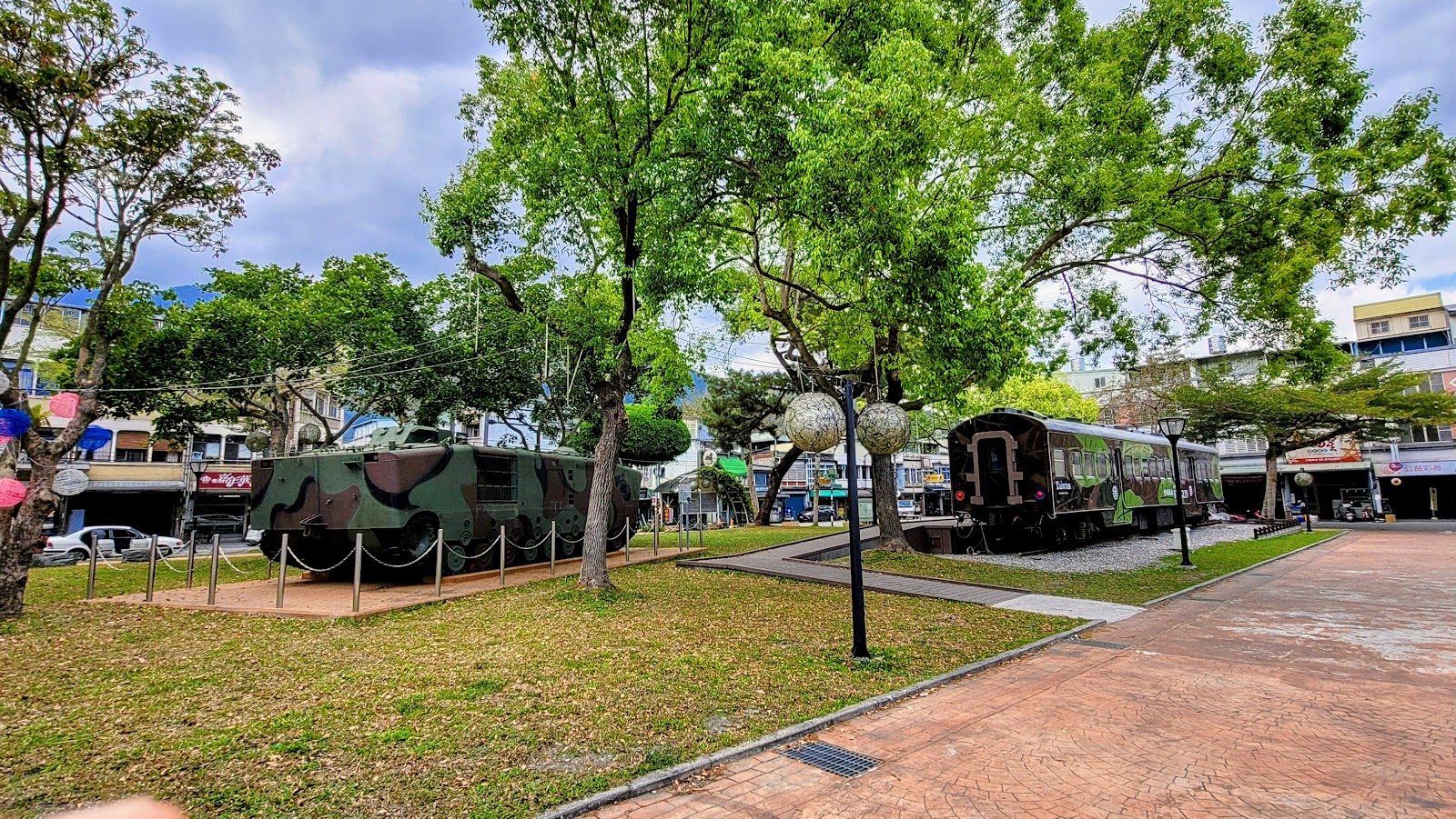 鳳林公園內退役車廂與裝甲車展示區全景