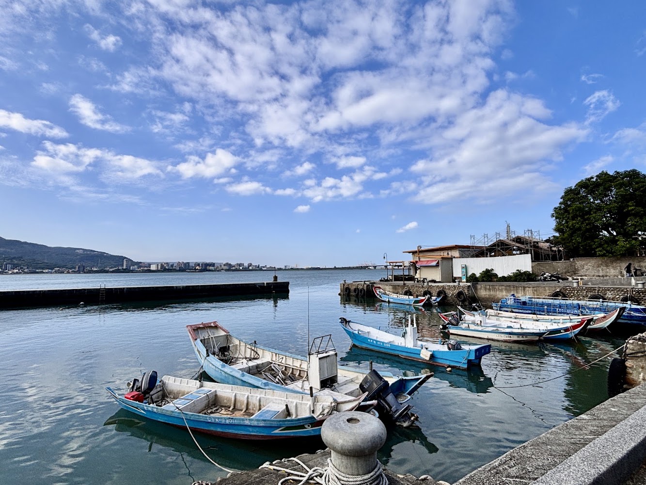 淡水附近水岸與小船寧靜景致