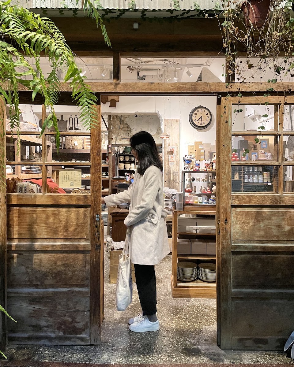 舊目立屋店內木質層架陳列大量日式食器餐具顧客選購