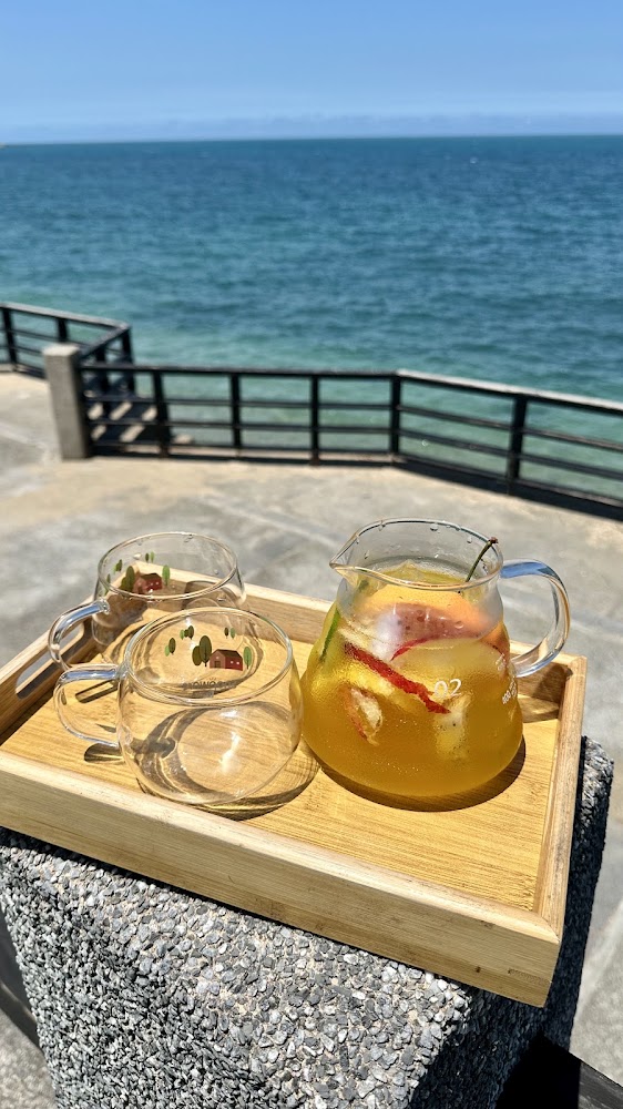 海景水果冰飲與玻璃杯