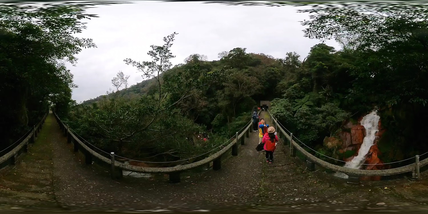 山林間小橋與瀑布景觀