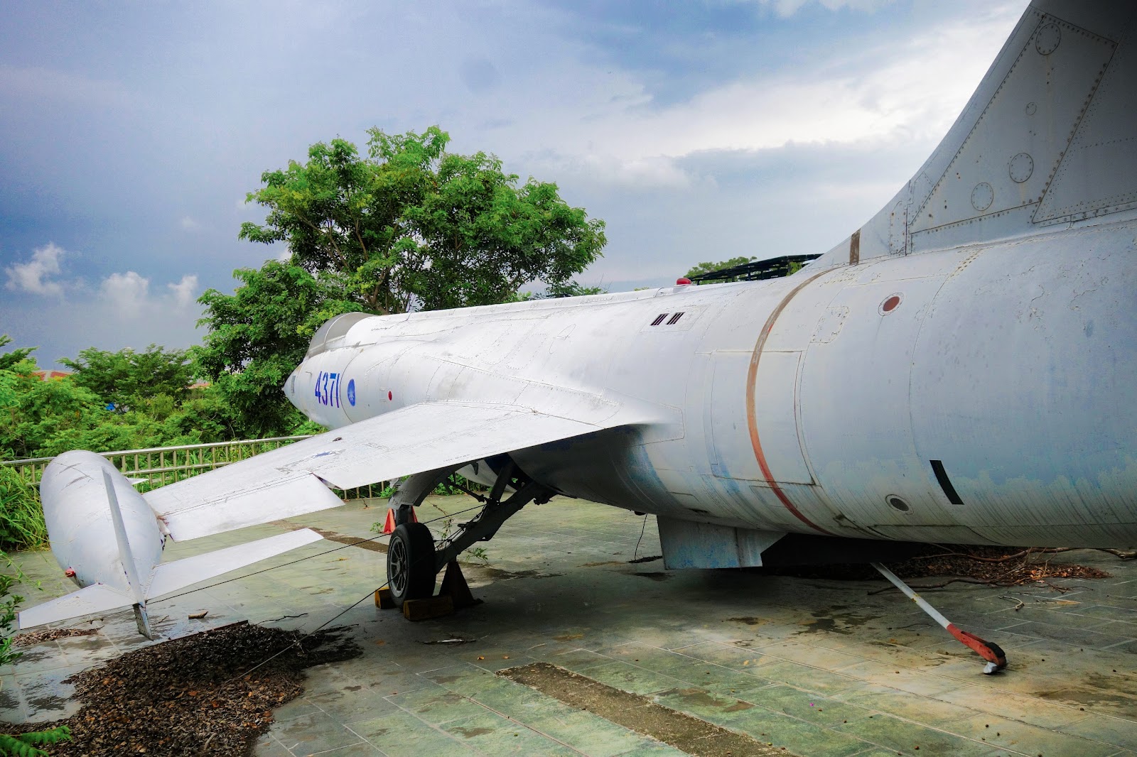 台中沙鹿公園園區內展示的退役軍機機身特寫藍天樹木