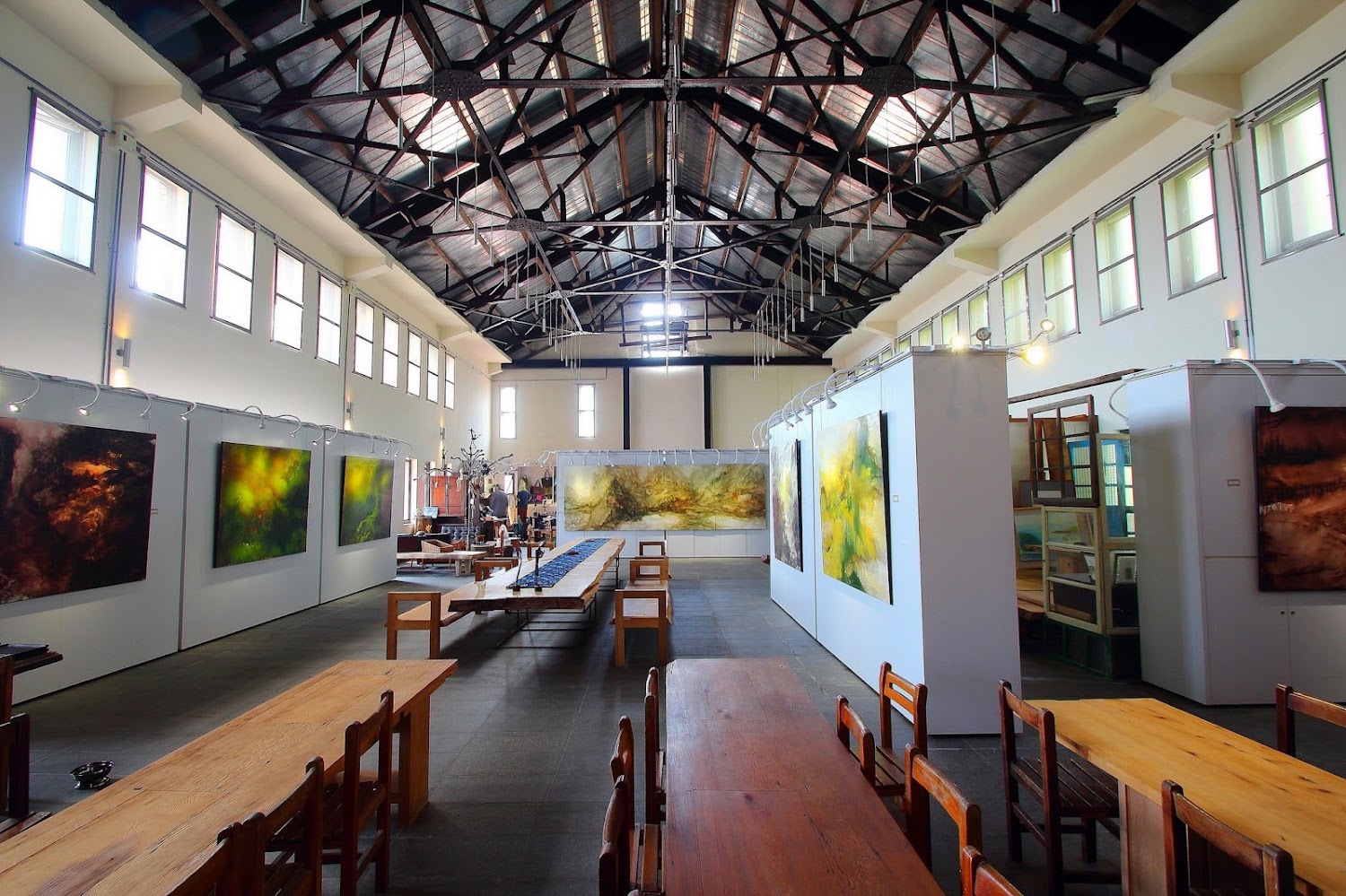 山城美館明亮展覽空間