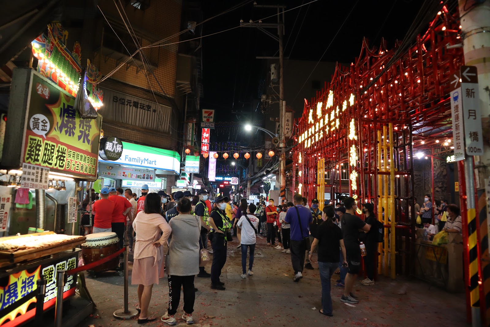 新莊廟街夜市人潮,紅色燈飾,夜市景點