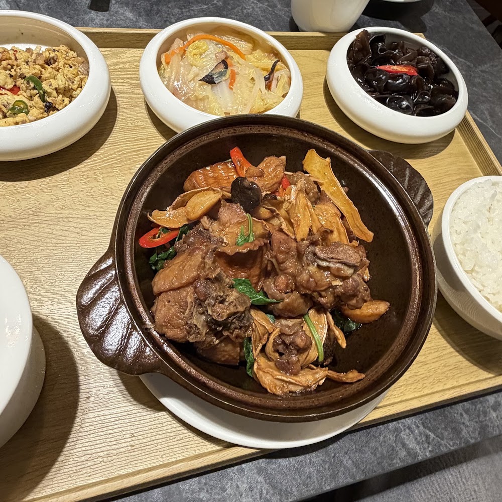 白玉樓經典台菜台北店燉雞套餐與配菜白飯